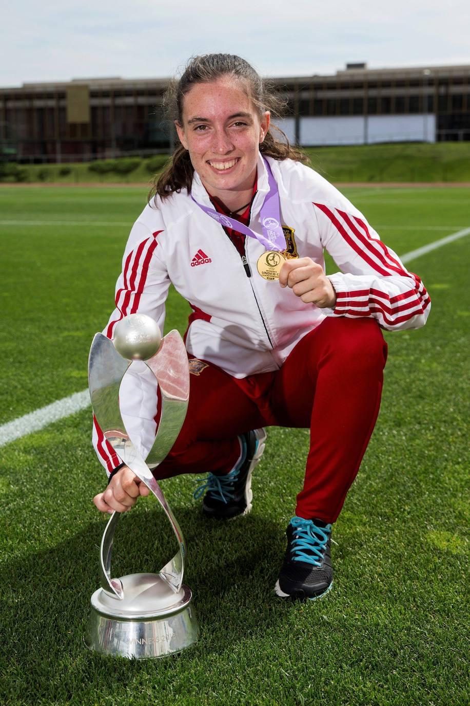 La jugadora yeclana, con el título y la medalla de oro del Europeo sub-17 conseguido con España.