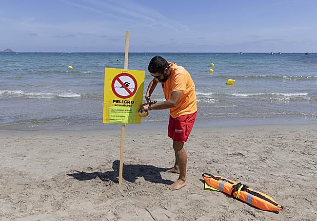 Cierran la playa de Calnegre por un vertido de aguas residuales.