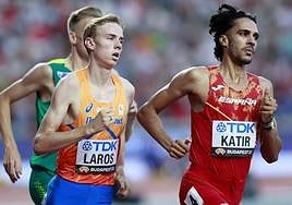 Mohamed Katir (dcha), junto a Niels Laros (izq).