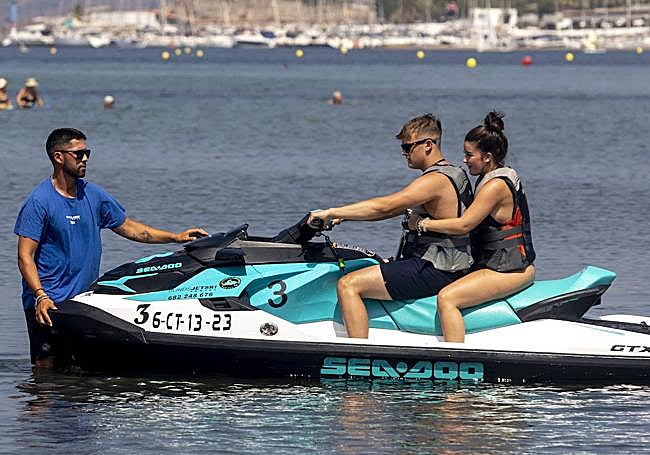 Aarón Bond da instrucciones a unos clientes.