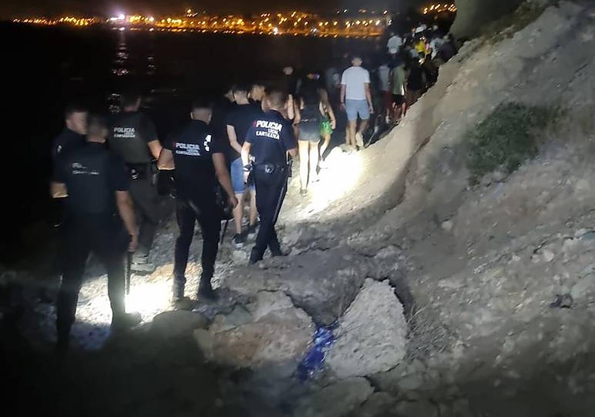 Los agentes desalojan un botellón y requisan varias botellas de alcohol.