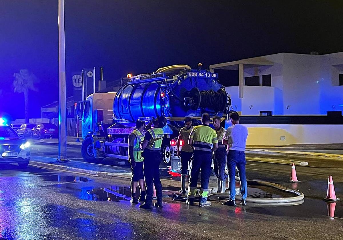 Trabajos de mantenimiento en la zona afectada por la fuga.
