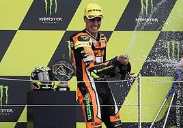 Fermín Aldeguer celebrando su primera victoria en Moto2 en el circuito de Silverstone.