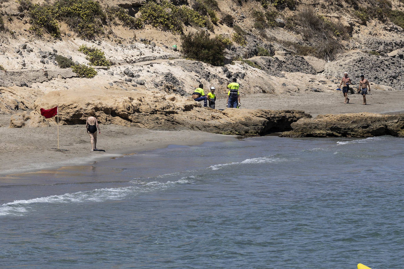 Cierran la playa de Calnegre por un vertido de aguas residuales