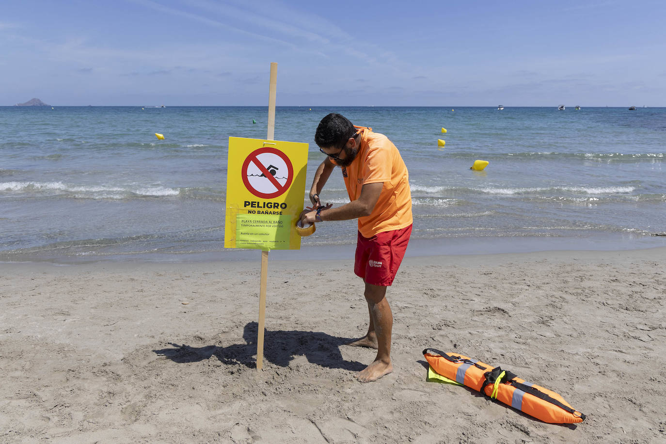 Cierran la playa de Calnegre por un vertido de aguas residuales