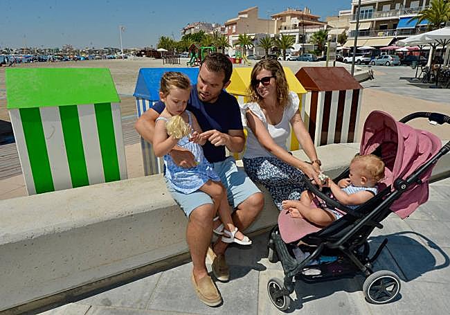 Juan y Elvira, con sus hijos, en el paseo marítimo de San Pedro del Pinatar, donde veranean.