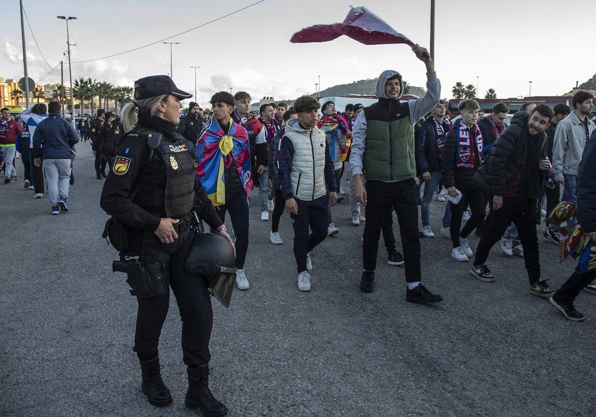 La Policía Nacional controla el acceso de aficIonados del Levante al estadio Cartagonova, la temporada pasada.