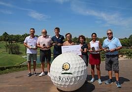 La mayoría de los ganadores, acompañados de las dos presidentas de Fundación Dar de Sí y Rotary Club Torre Pacheco, Ascensión Méndez (4º i) y Rosario Muñoz (5º i), y donde destacó Antonia Montoya, como campeona de segunda categoría