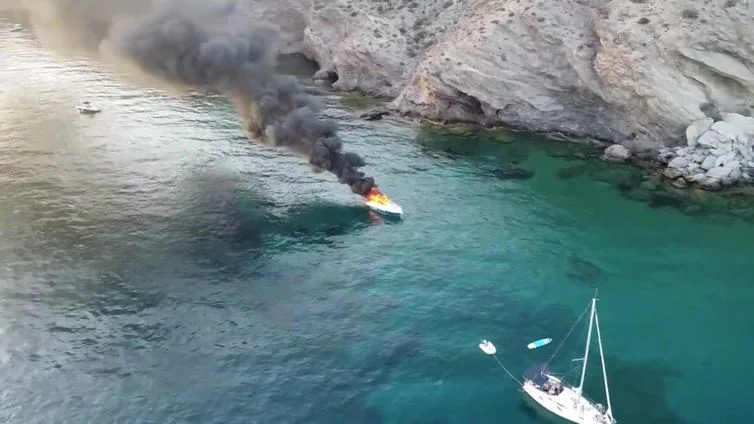 Un barco particular se incendia en Águilas tras sufrir una explosión