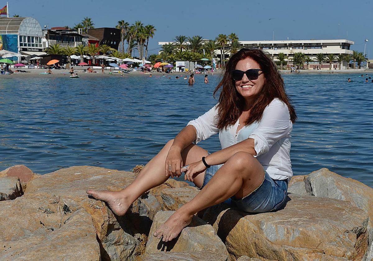 Carmen Sonia Martínez, directora provincial del SEPE en Murcia, en la playa de Lo Pagán.
