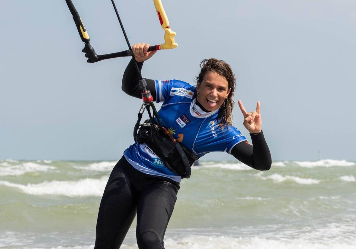 La kiteboarder murciana, Claudia León, en el Campeonato GKA Freestyle-Kite World Cup France 2023.