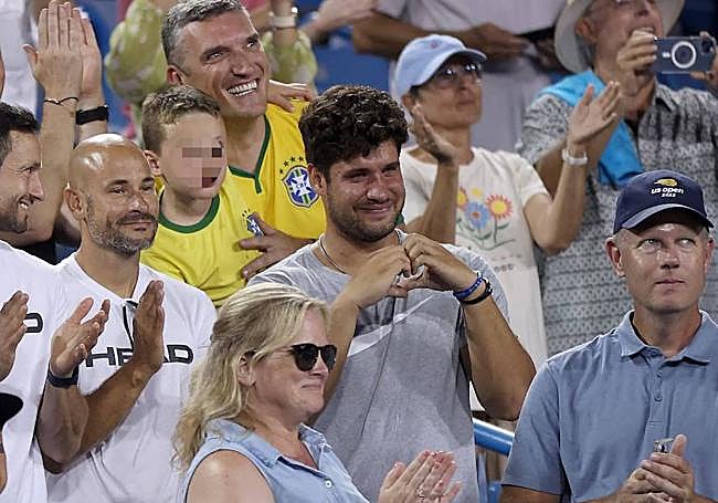 El hermano de Alcaraz, Álvaro, le agradece sus palabras dibujando un corazón con sus dedos.