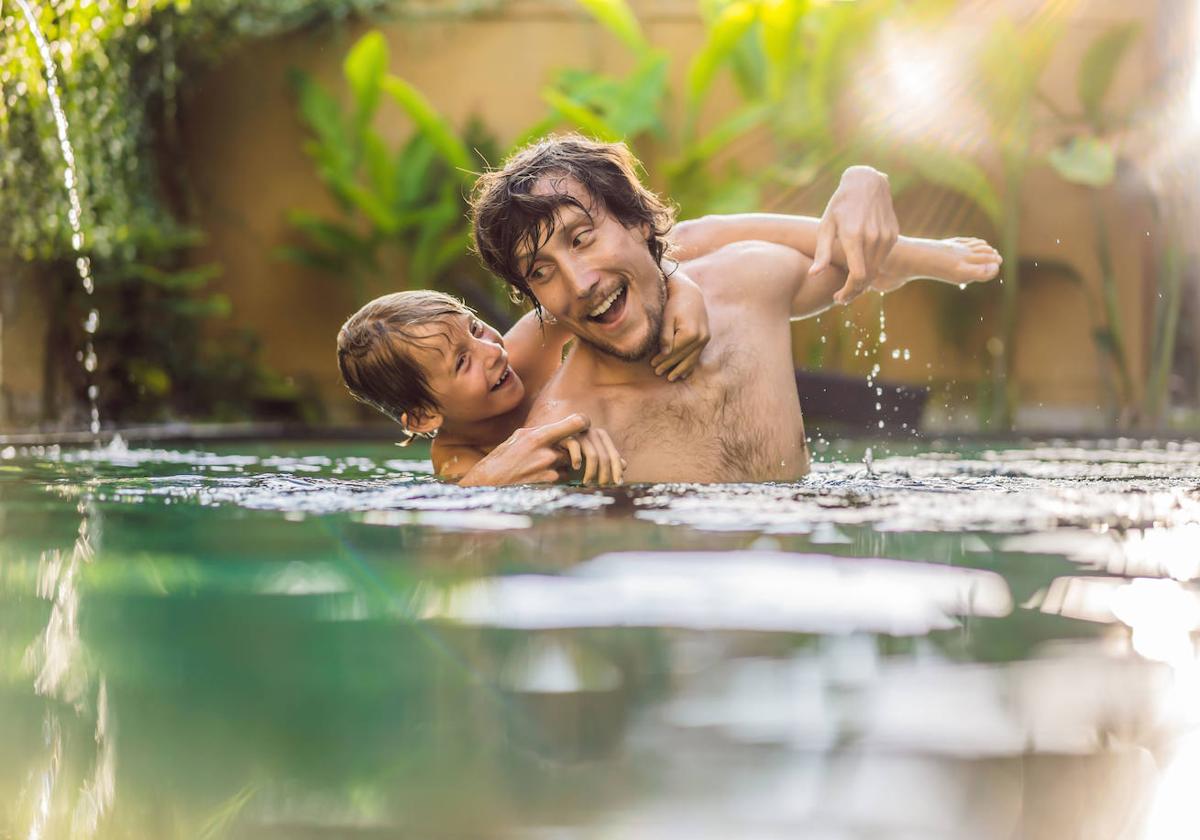 Los tres consejos de un enfermero para sacar el agua de tus oídos taponados después de un día de piscina.