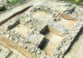 Imagen señalizada de la parte occidental de la torre defensiva, cuyas rocas fueron desplazadas el sábado.