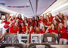 Las jugadoras de la selección posan con el trofeo del Mundial en su vuelo de regreso a España.