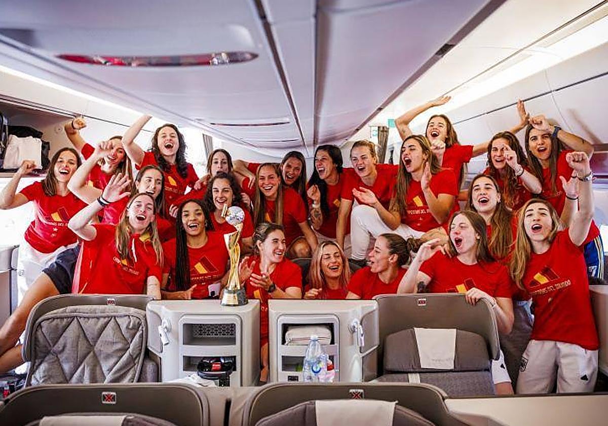 Las jugadoras de la selección posan con el trofeo del Mundial en su vuelo de regreso a España.