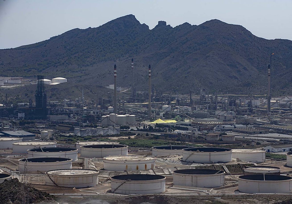Imagen de ayer del Valle de Escombreras, en Cartagena, uno de los polos industriales de la Región.