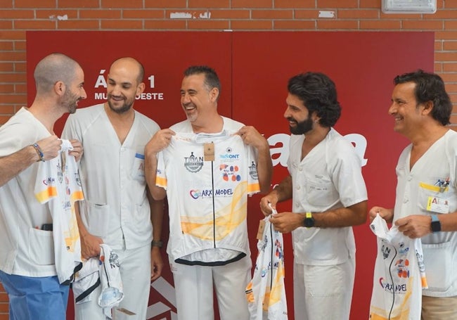 Héctor Vargas, Antonio Pastor, Julio Domingo, Carlos Avilés y Rubén Jara, con las camisetas de la ONT que llevarán en la Titán de Galera.