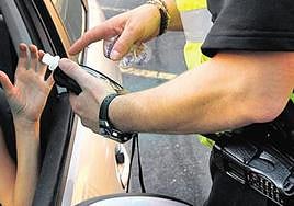 Un policía realiza un control de alcoholemia en una imagen de archivo.