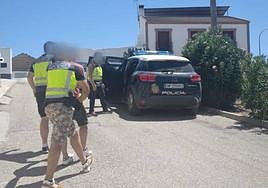 Detención de uno de los acusados.