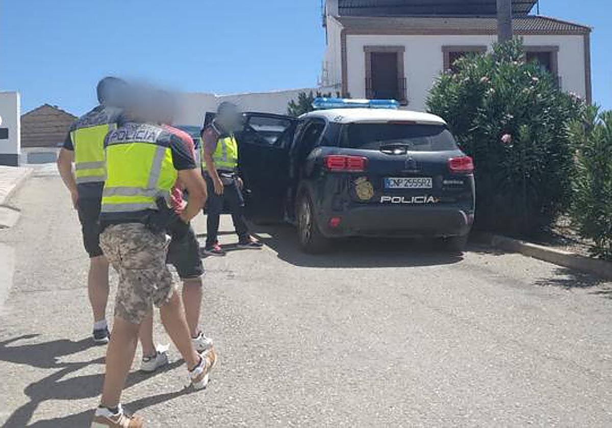 Detención de uno de los acusados.