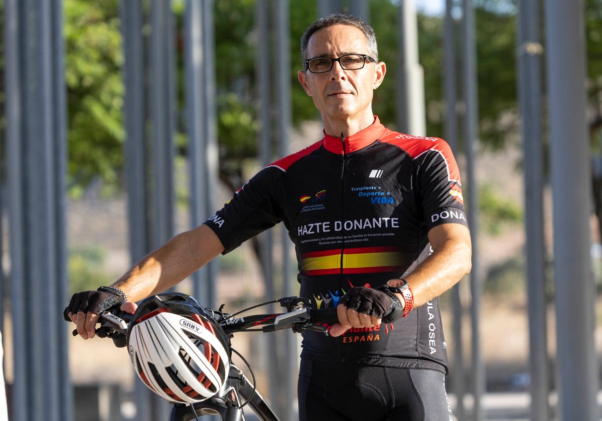 Juan Lozano, este miércoles con su bicicleta de montaña, en El Algar, en Cartagena.