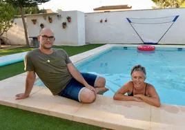 Moisés Yagües y Eva Poyato, en su casa con piscina en Los Conejos.