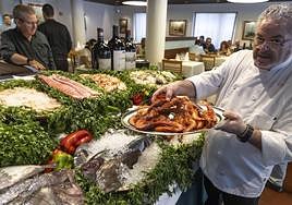 El veterano Julio Velandrino, jefe de cocina del restaurante Ramón de Los Alcázares, con una bandeja de gamba roja.