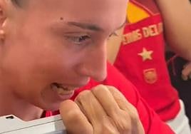 Eva Navarro pronunciando unas palabras en el vuelo de regreso.