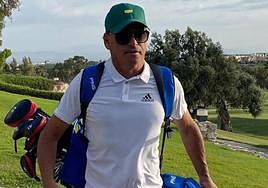 Pepín Liria portando su bolsa de palos.