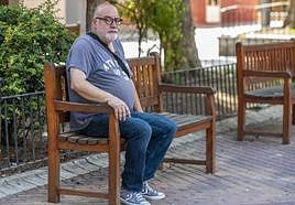 Antonio Piñera, en situación de desempleo desde hace años, sentado en un banco de un parque en Alcantarilla, este viernes.