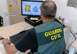 Un agente busca información sobre el caso en su ordenador.
