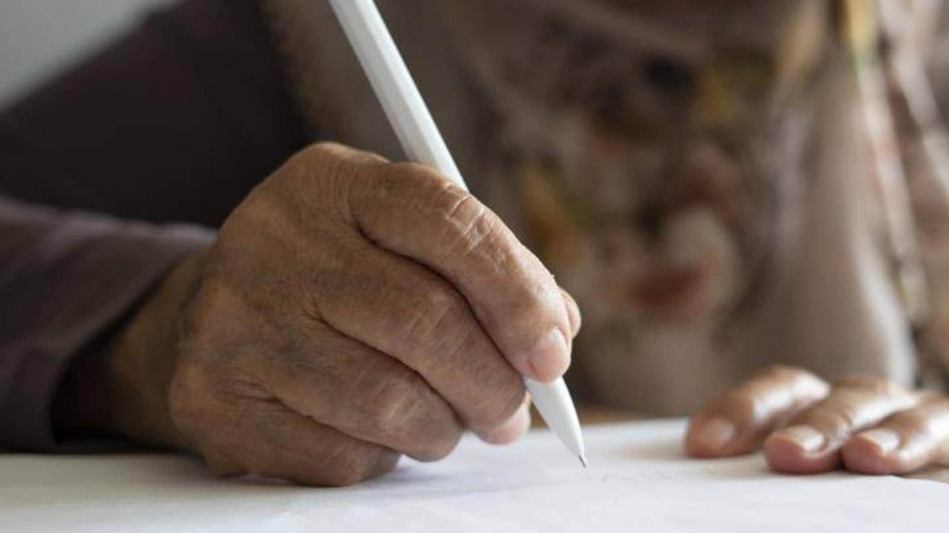 An 80-year-old student collects signatures so that the UNED does not fire his teacher