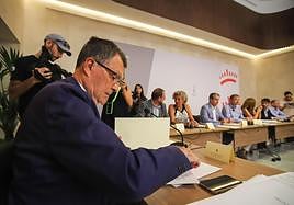 El alcalde de Murcia, José Ballesta, este viernes, durante la Junta de Gobierno.