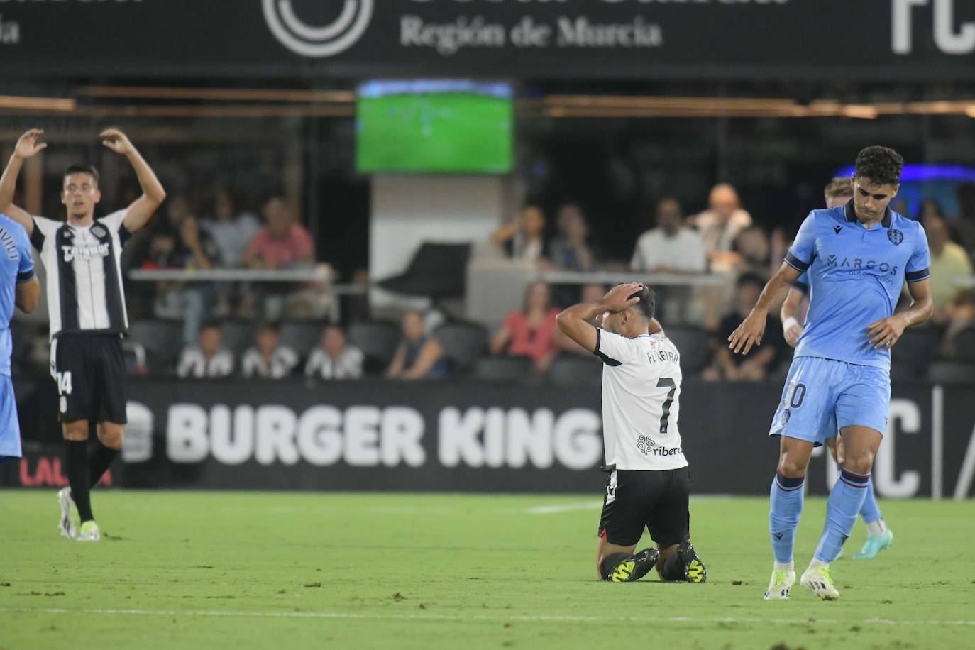 La derrota del Cartagena frente al Levante, en imágenes