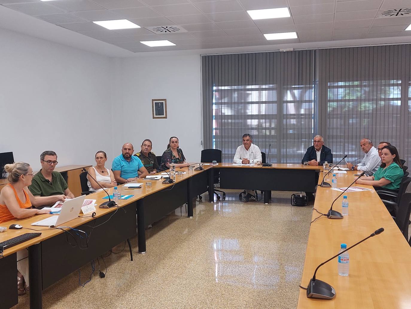 Reunión del consejero Juan María Vázquez (centro) con ganaderos y representantes de la Federación de Caza para informar sobre los casos de enfermedad hemorrágica epizoótica.