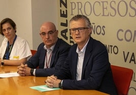 Francisco Soriano (en el centro) la semana pasada junto al consejero de Salud, Juan José Pedreño, durante un acto en La Arrixaca