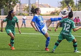 Helena Torres maneja la pelota, en un partido de la pasada temporada con el Alhama.