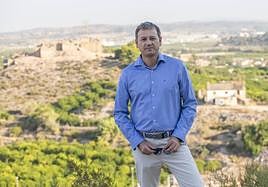 Marco Antonio Fernández, concejal de Pedanías, con el Castillejo de Monteagudo al fondo.