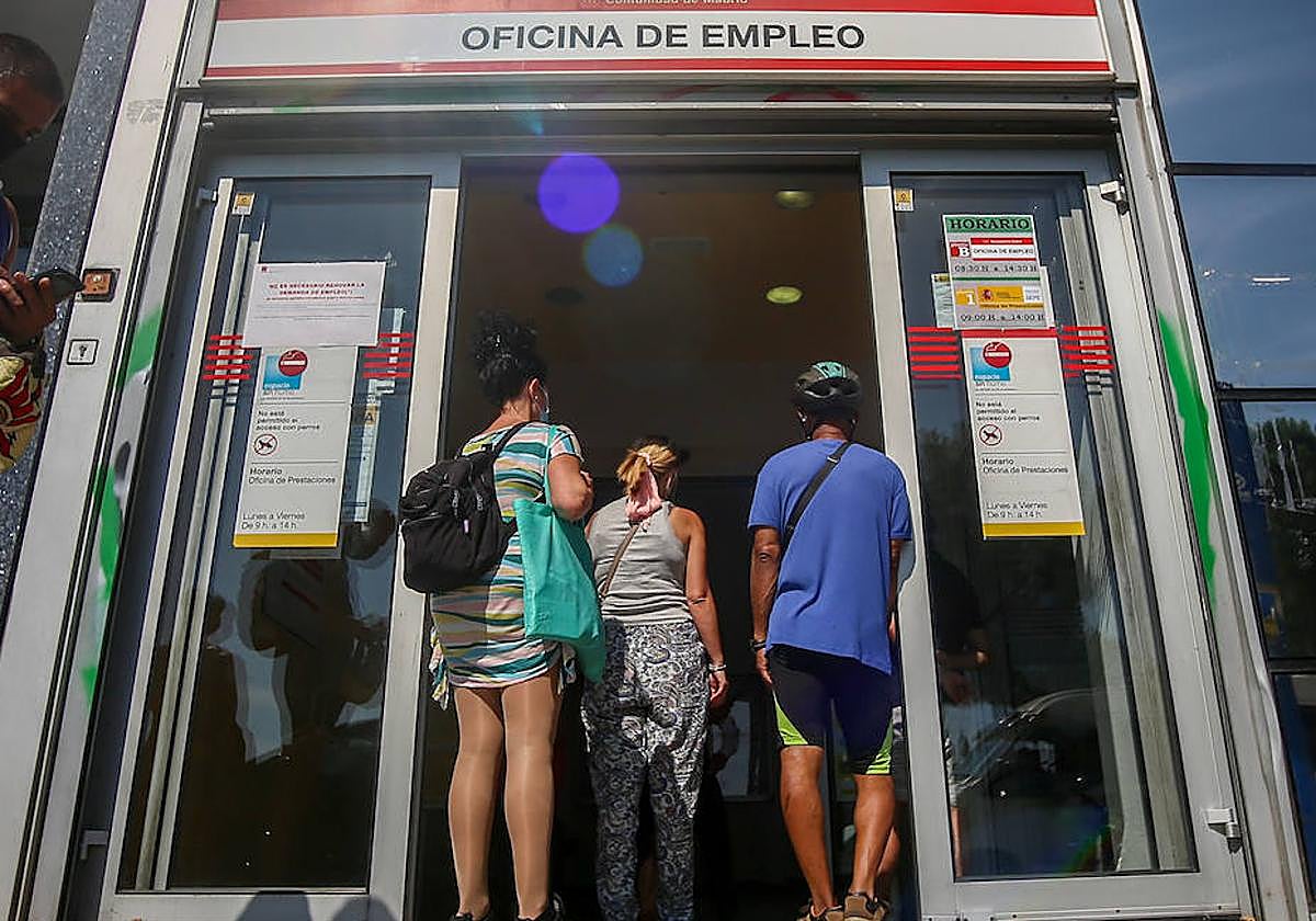 Varias personas esperan a entrar a una oficina del SEPE, en una imagen de archivo.