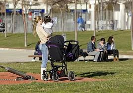 Una madre con su hija, en una foto de archivo.