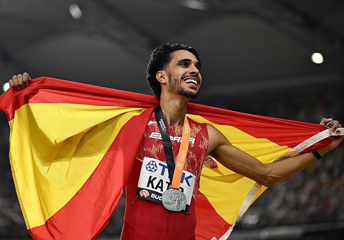 Mo Katir celebra su medalla de plata tras la carrera.
