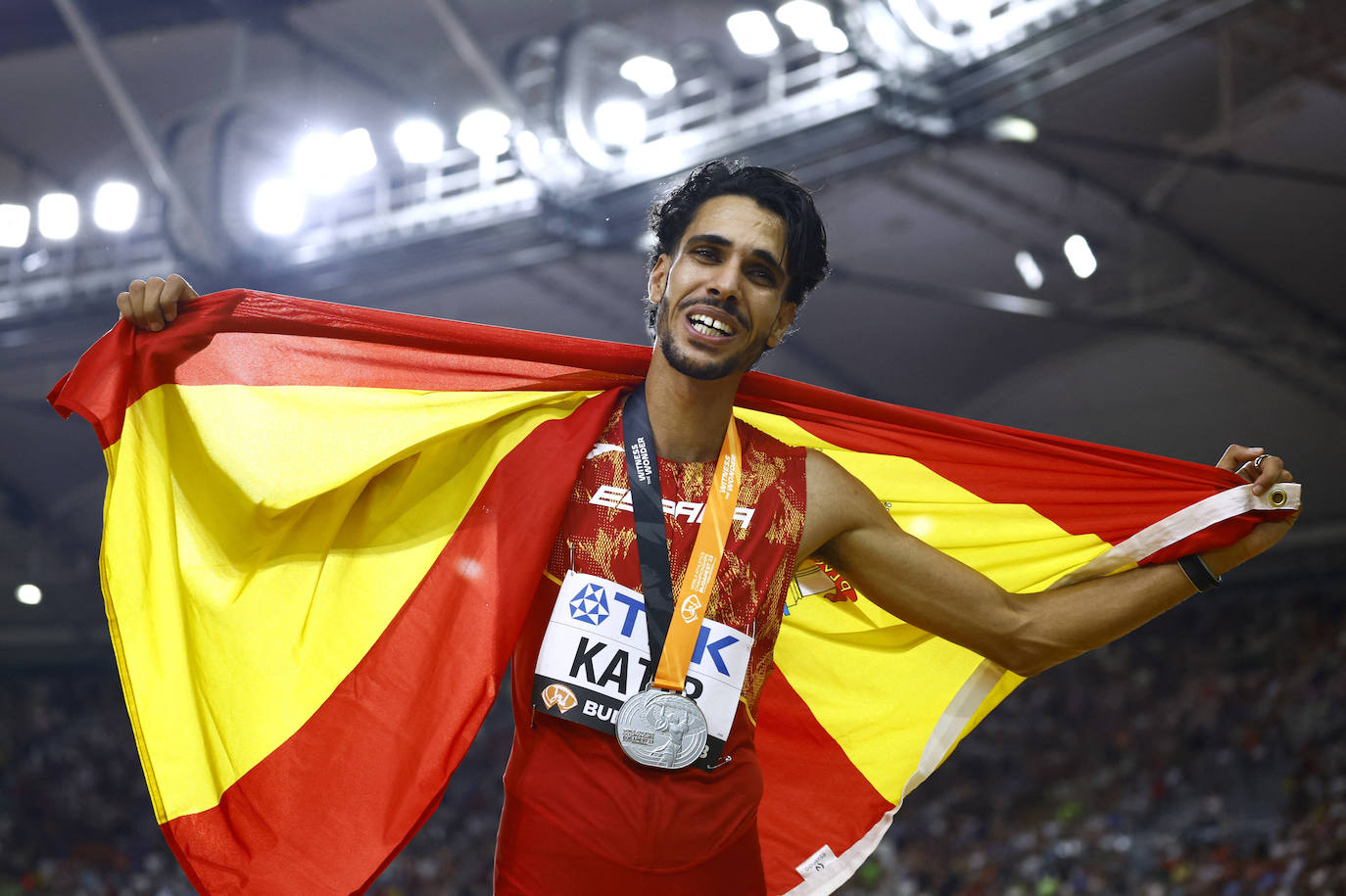 La carrera de los 5.000 y la celebración de la plata de Mo Katir