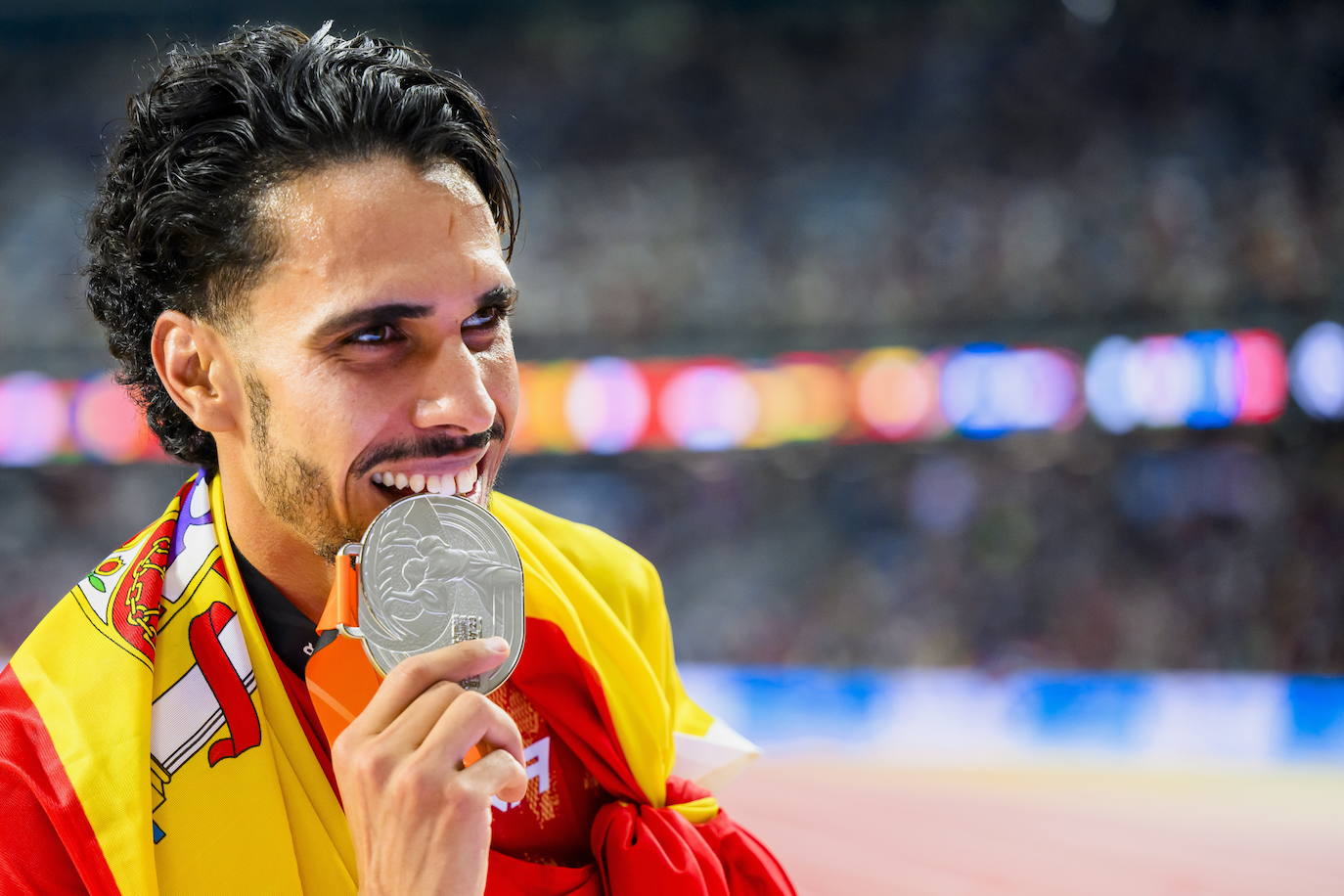 La carrera de los 5.000 y la celebración de la plata de Mo Katir