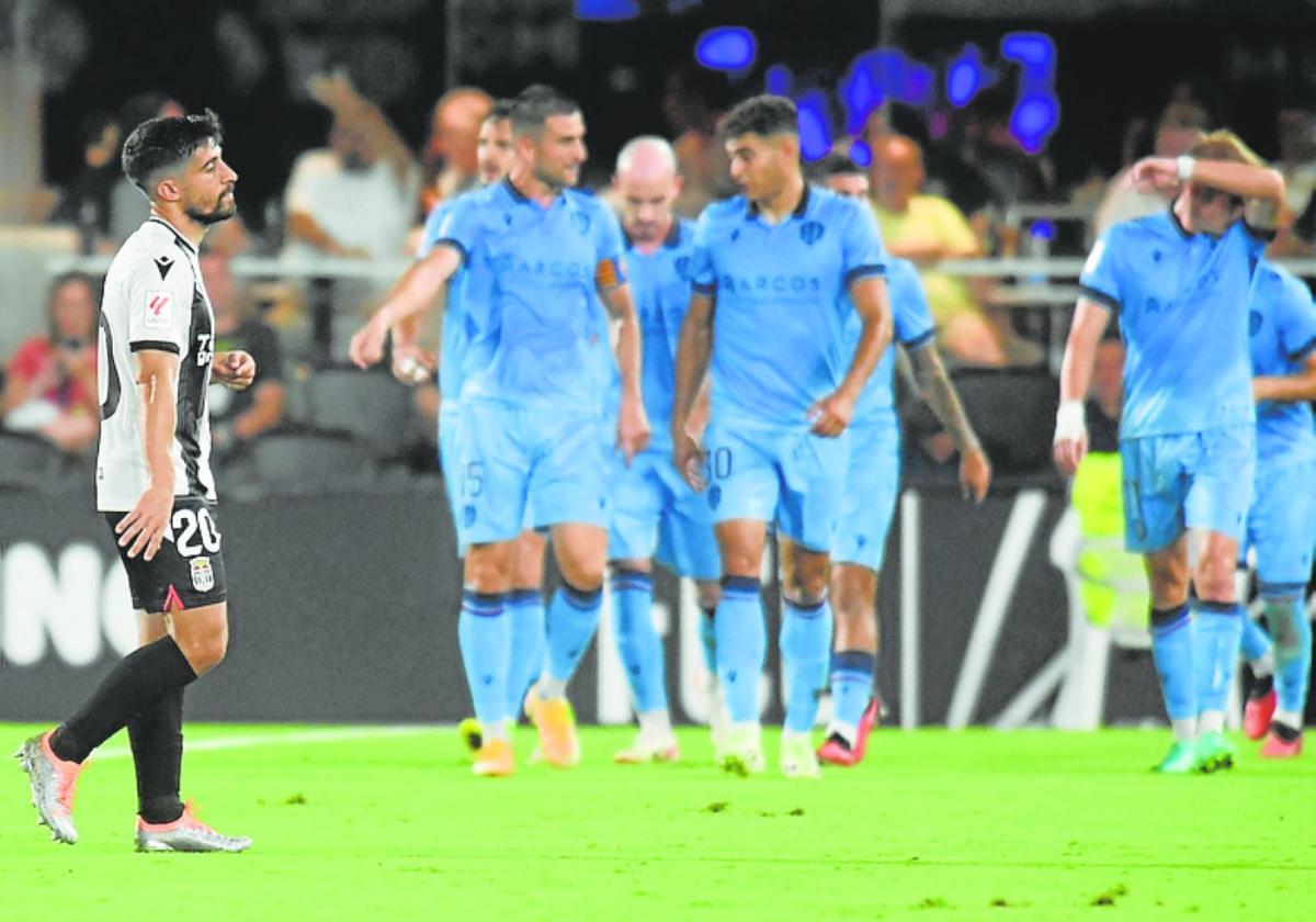 El Levante celebra el 0-1, con Jairo contrariado en primer plano.