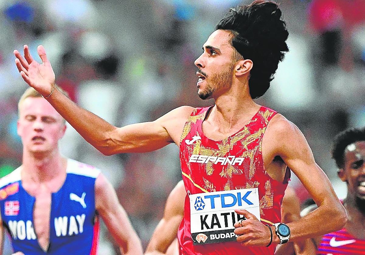 Mo Katir se impone en la semifinal de los 5.00 metros del Mundial, el pasado jueves en Budapest.
