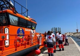 Los equipos de asistencia de Cruz Roja han asistido a las personas que estaban a bordo de la embarcación