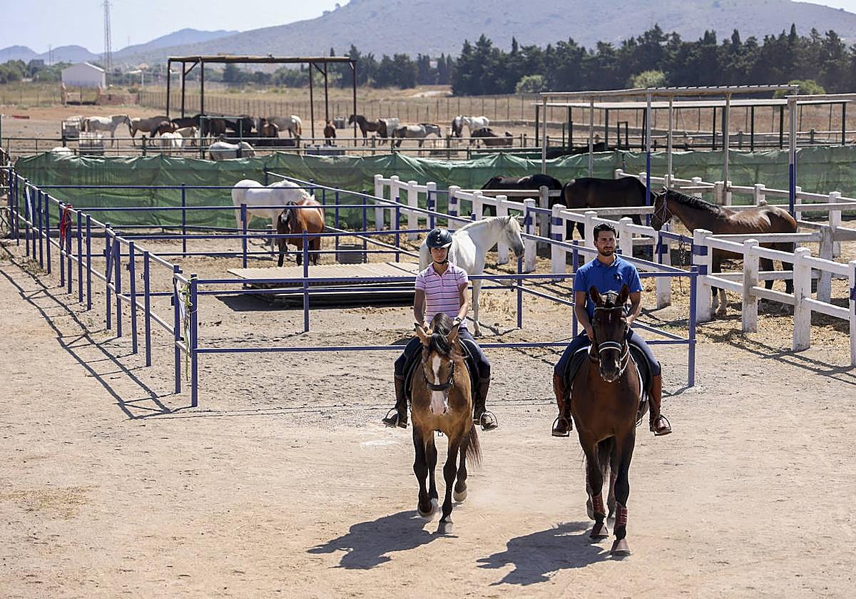 Los hermanos Laura y Miguel Ángel Raja, en la finca Cal y Cano de Los Belones.