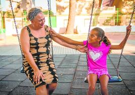 t Carmen Amat juega en el parque con Dabia, la niña que ha acogido en su casa.