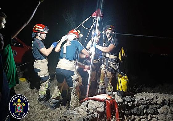 Los bomberos, en el operativo para rescatar al perro.